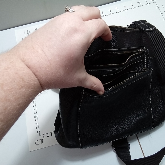 ROOTS canada. Active style leather purse - Picture 6 of 9